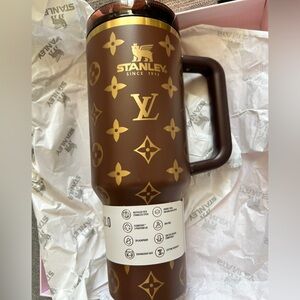 🎄✨Stanley Brown LV monogram Insulated
Travel Mug✨🎄